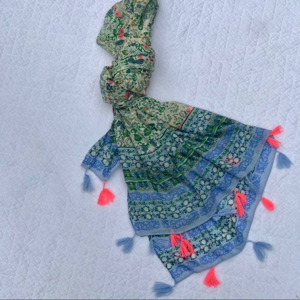 ✨Bright and bold lightweight accent scarf✨